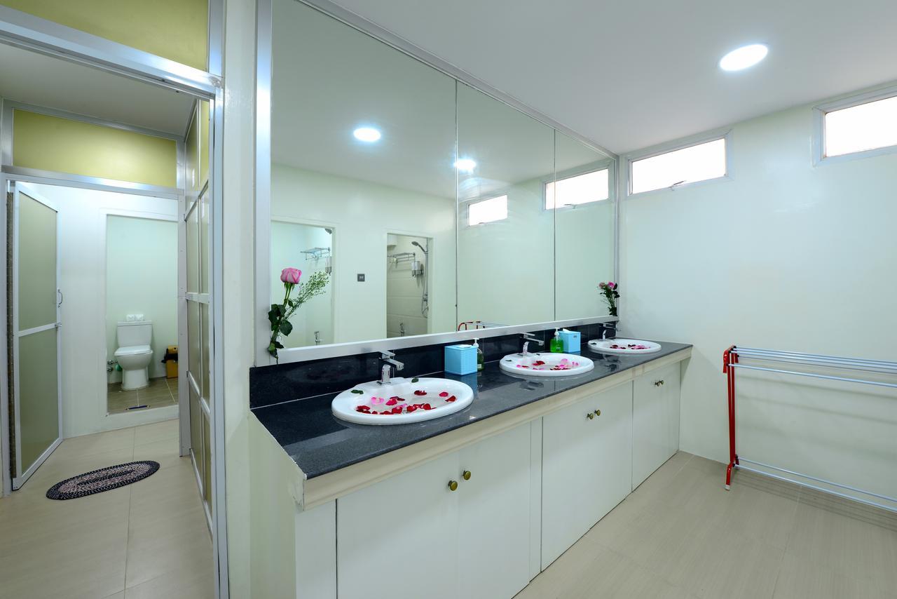 Backpacker Hostel (Adults Only) Янгон Экстерьер фото