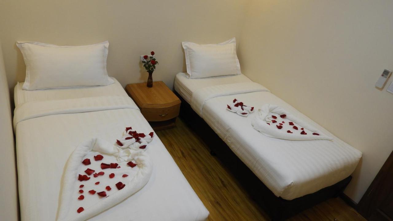 Backpacker Hostel (Adults Only) Янгон Экстерьер фото